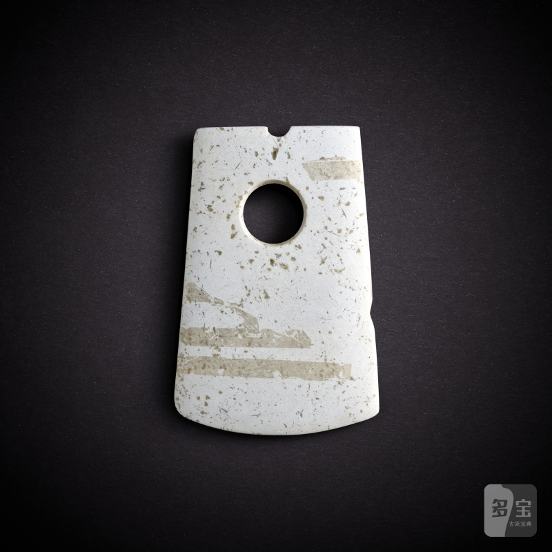 A yellowish-celadon jade axe, yue, Neolithic period | 新石器時代 青黃玉鉞 - 图2